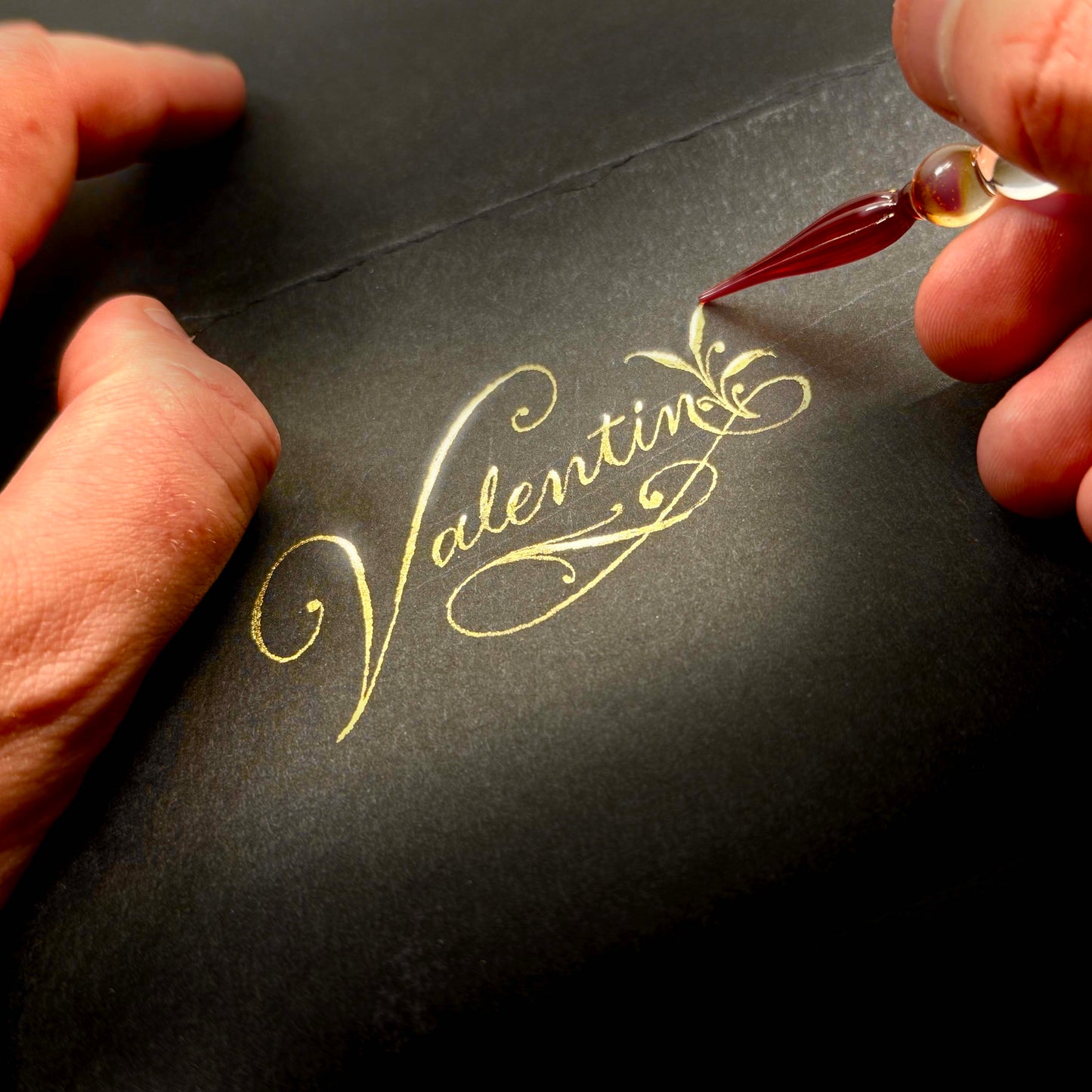 L’Écriture d’Or : Apprenez la calligraphie dorée à la plume de verre